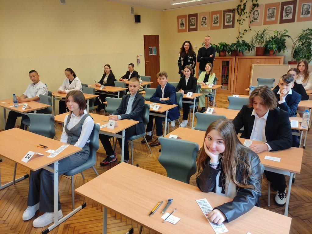 uczniowie przed egzaminem