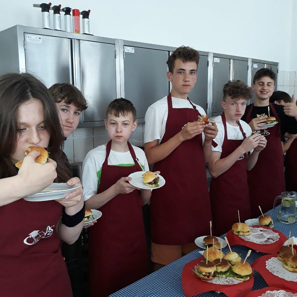 uczniowie na warsztatach kulinarnych