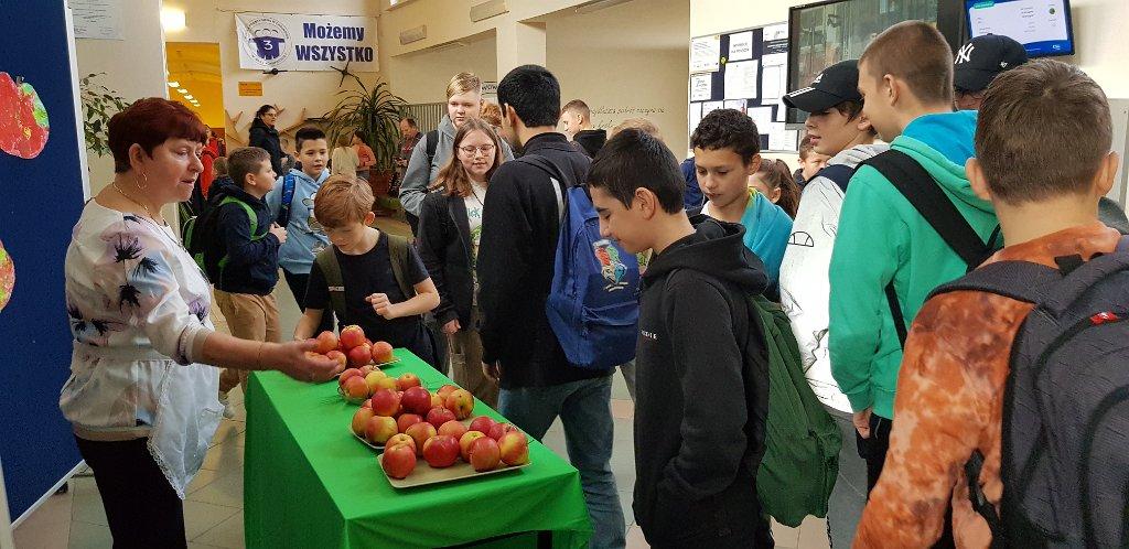 rozdawanie jabłek w szkole