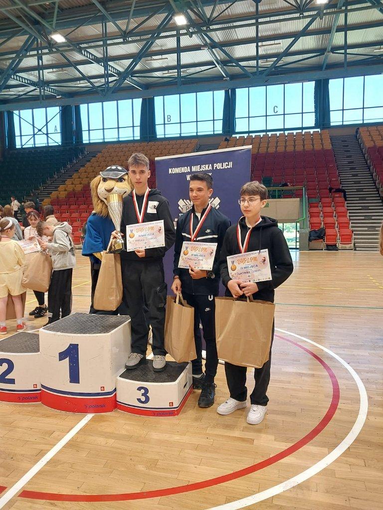 uczestnicy na podium