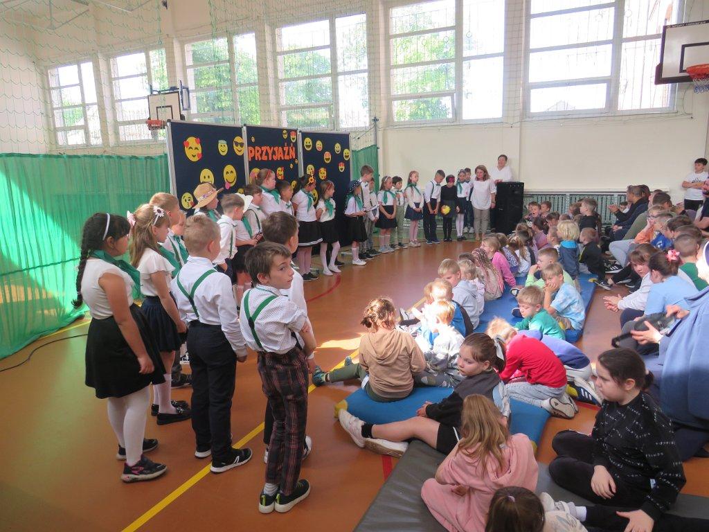 dzieci na przedstawieniu