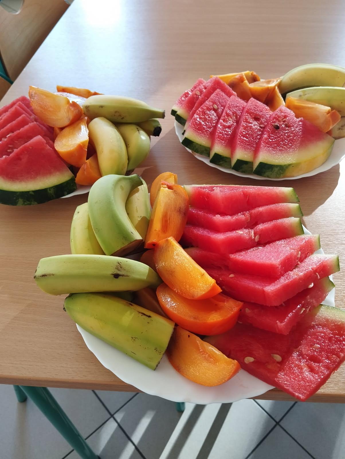 Owocowa środa - owoc kaki, arbuz i banan.