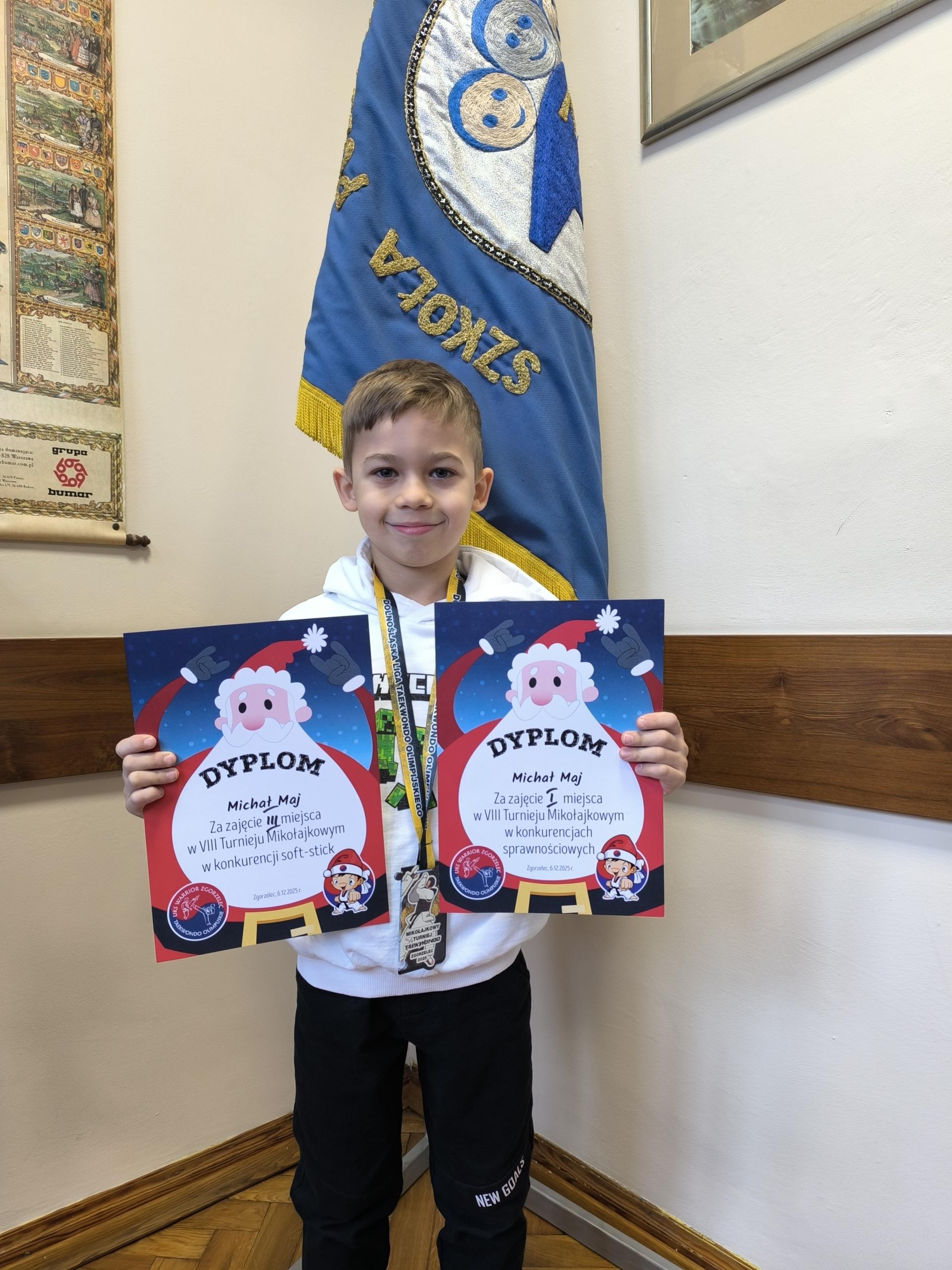 chłopak z dyplomami