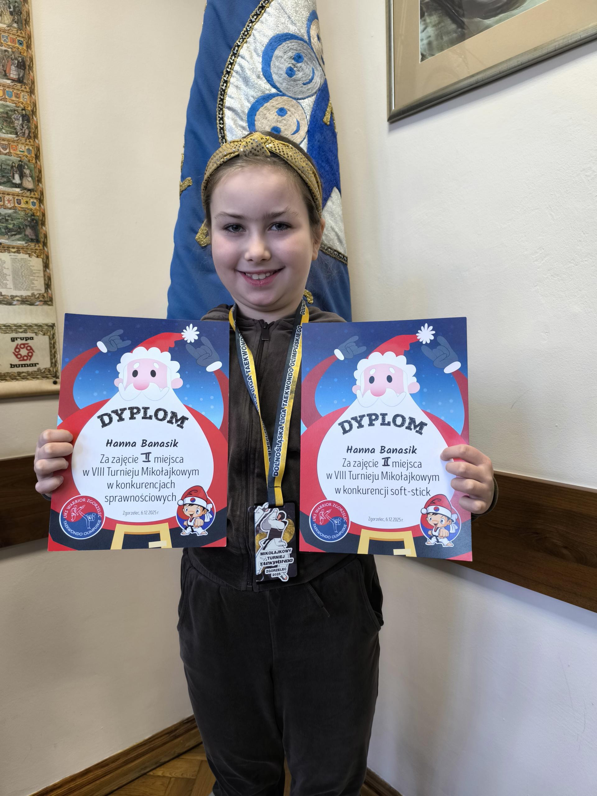dziewczynka z dyplomami